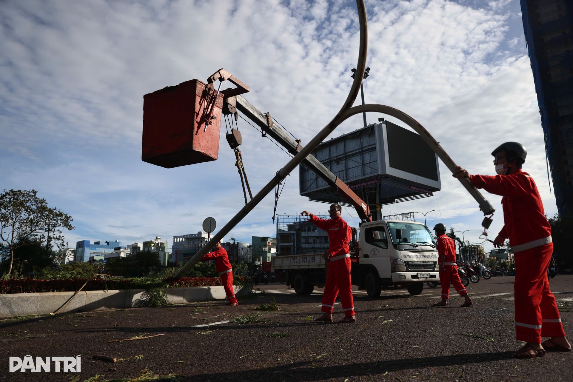 Quy Nhơn tan hoang sau bão Kalmaegi - 8 Quy Nhơn tan hoang sau bão Kalmaegi - 8