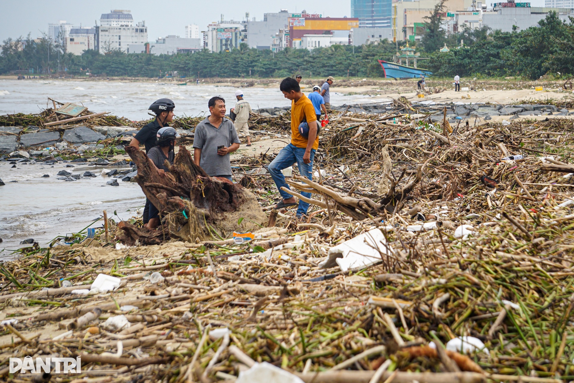 Hình ảnh bờ biển Đà Nẵng khác lạ sau mưa lũ - 5