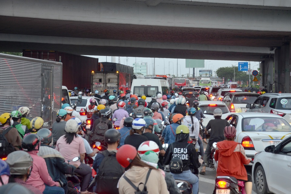 Người dân ùn ùn về quê nghỉ lễ, giao thông cửa ngõ Sài Gòn đông cứng - 3 Người dân ùn ùn về quê nghỉ lễ, giao thông cửa ngõ Sài Gòn đông cứng - 3