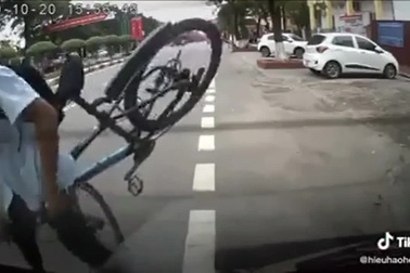 Nam sinh gây tai nạn vì vừa đi vừa… cắm mắt xuống đường