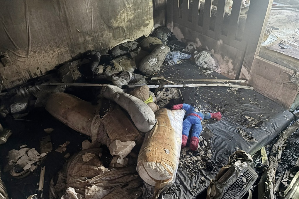 2 cô gái nhảy từ tầng 3 để thoát khỏi quán ăn bị cháy ở TPHCM - 3 2 cô gái nhảy từ tầng 3 để thoát khỏi quán ăn bị cháy ở TPHCM - 3