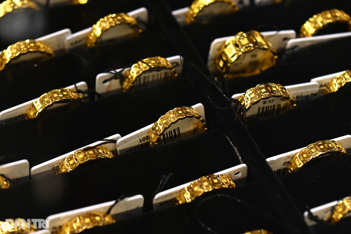 Vàng SJC ngày càng đắt hơn vàng thế giới - 1 Vàng SJC ngày càng đắt hơn vàng thế giới - 1