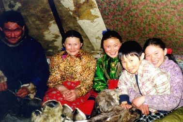 Bí mật về bộ tộc chuyên... ăn thịt sống động vật