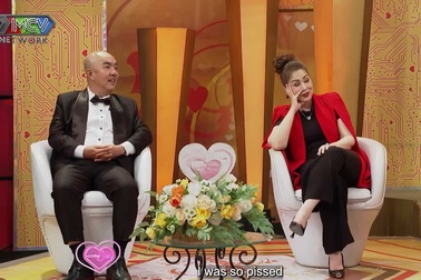 Vì cay cú, chàng trai lên xe khách đi theo cô gái về tận nhà