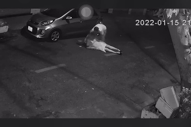 Bị giật túi xách, người phụ nữ ngã đập đầu xuống đường