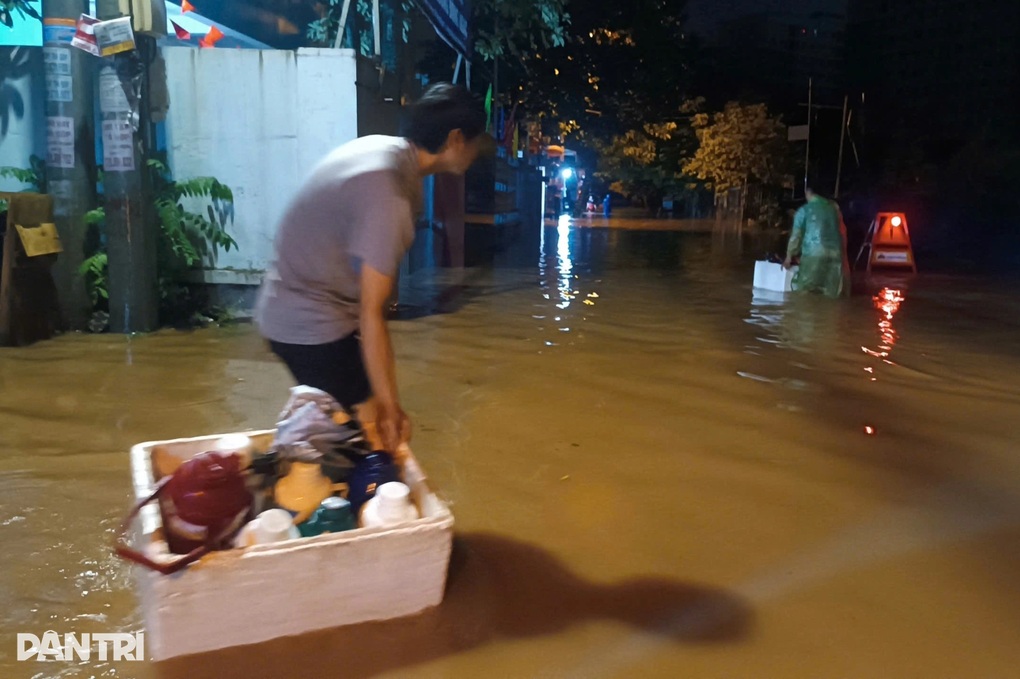 Chung cư Hà Nội ngập sâu, mất điện: Dân tát nước ở thang máy, nhờ chi viện - 2 Chung cư Hà Nội ngập sâu, mất điện: Dân tát nước ở thang máy, nhờ chi viện - 2