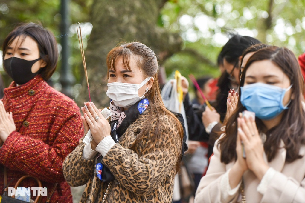 Biển người ùn ùn đi lễ phủ Tây Hồ ngày đầu năm mới Quý Mão 2023 - 7 Biển người ùn ùn đi lễ phủ Tây Hồ ngày đầu năm mới Quý Mão 2023 - 7