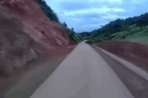 Ô tô may mắn thoát khỏi vụ sạt lở núi trong tích tắc