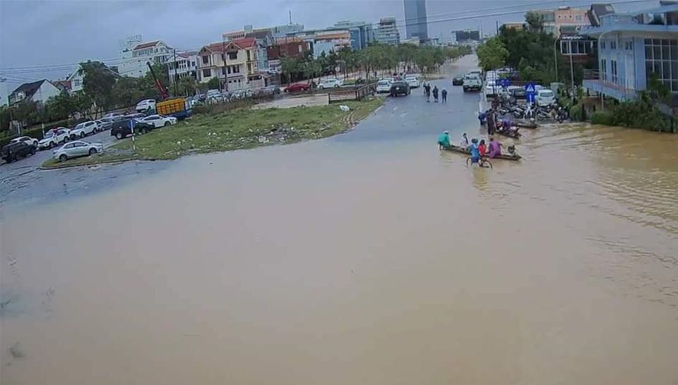 Nước sông TP Huế dâng cao gây ngập lụt nhiều tuyến đường - 14