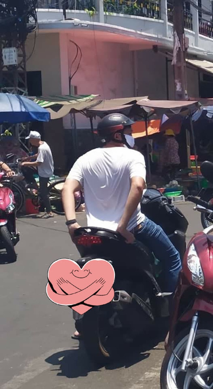Chờ người yêu vào mua rau giữa trời nắng, chàng trai có hành động lạ khiến bao người chú ý - Ảnh 1. Chờ người yêu vào mua rau giữa trời nắng, chàng trai có hành động lạ khiến bao người chú ý - Ảnh 1.