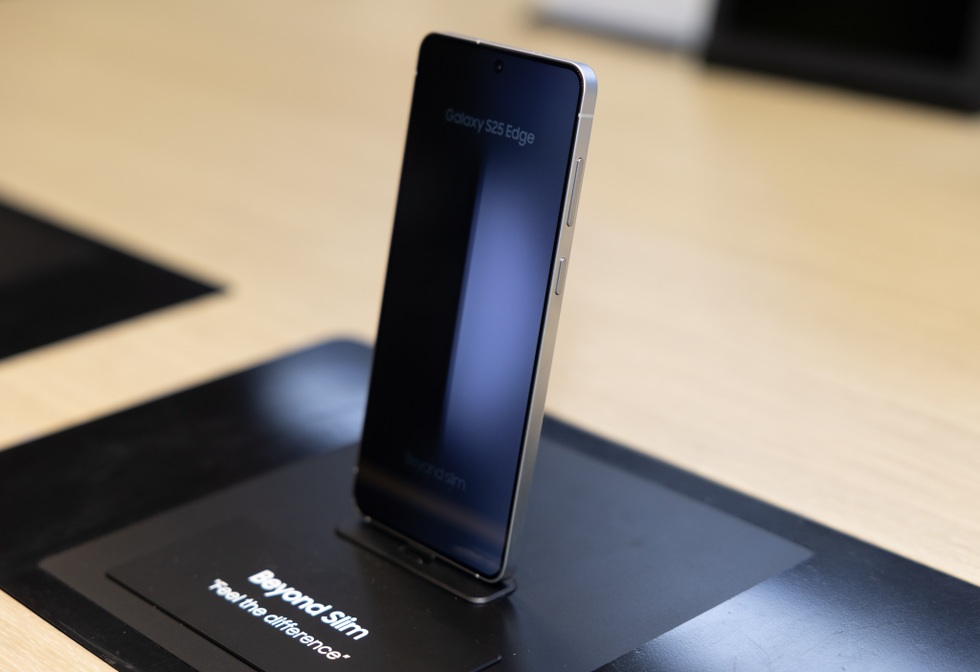 Cận cảnh chiếc Galaxy S mỏng nhất của Samsung - 5 Cận cảnh chiếc Galaxy S mỏng nhất của Samsung - 5