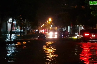 Thành phố Vinh "thất thủ" trong mưa lớn