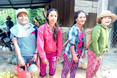 Đồng bào vùng sạt lở Trà Leng ủng hộ nông sản đến người dân TPHCM