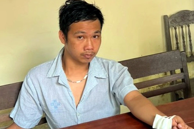 Châm lửa đốt xe máy khi công an đang kiểm tra