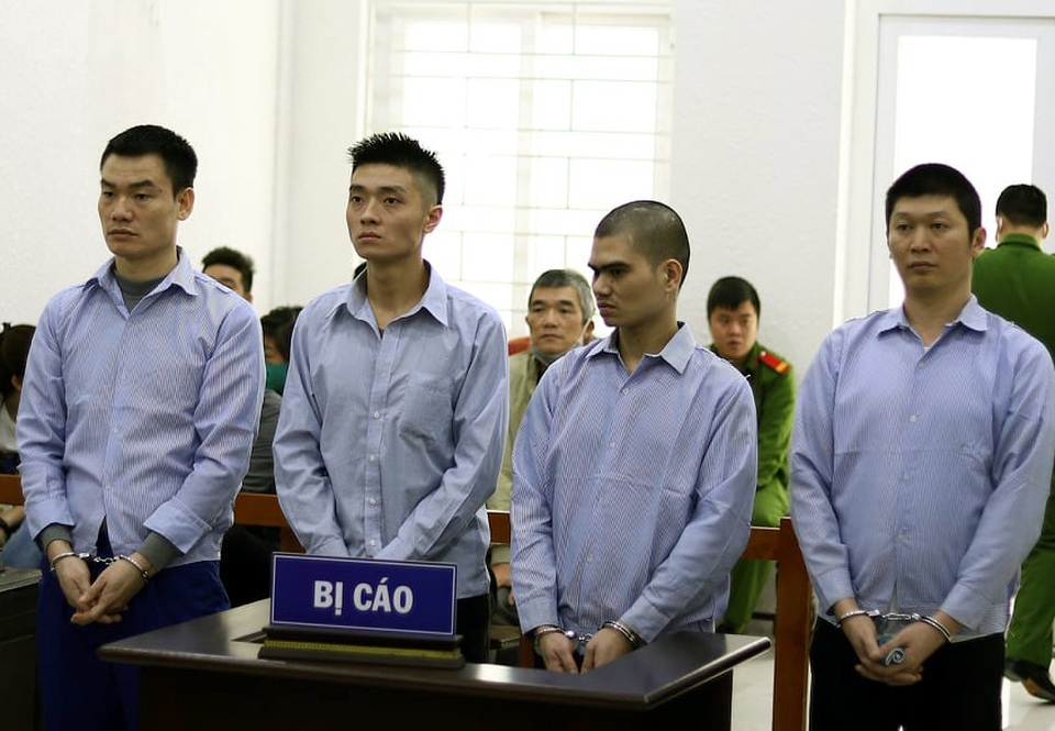 Bay từ TPHCM ra Hà Nội đòi nợ, nhóm thanh niên chia nhau hơn 40 năm tù - 1 Bay từ TPHCM ra Hà Nội đòi nợ, nhóm thanh niên chia nhau hơn 40 năm tù - 1