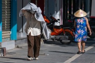 Hà Nội oi nóng ngột ngạt từ sớm, người dân mặc kín mít ra đường