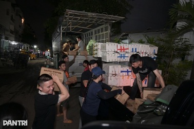 Xuyên đêm đưa hàng cứu trợ từ TPHCM ra vùng lũ miền Trung