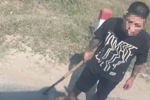 Tài xế ô tô tải xách dao rựa đứng giữa đường dừng xe, dọa chém người