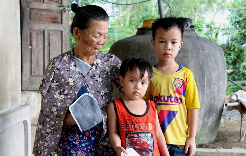 Thương vợ chồng song khổ và đứa con 5 tuổi bón cơm cho em như bị bỏ đói - 2 Thương vợ chồng song khổ và đứa con 5 tuổi bón cơm cho em như bị bỏ đói - 2