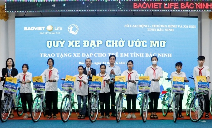 Lãnh đạo Sở LĐTB&XH và Công ty Bảo Việt nhân thọ Bắc Ninh trao tặng xe đạp cho các em có hoàn cảnh khó khăn địa bàn thành phố Bắc Ninh.