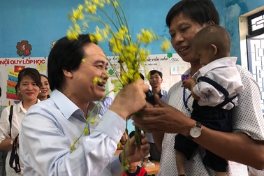 Bộ trưởng Phùng Xuân Nhạ giữ lời hứa về thăm học trò tí hon Đinh Văn K'Rể