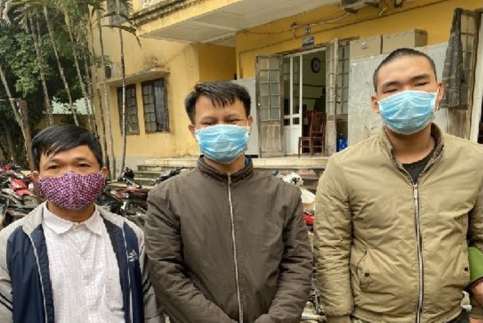 Dùng ô tô vận chuyển rắn hổ mang chúa gần 10kg - 1 Dùng ô tô vận chuyển rắn hổ mang chúa gần 10kg - 1