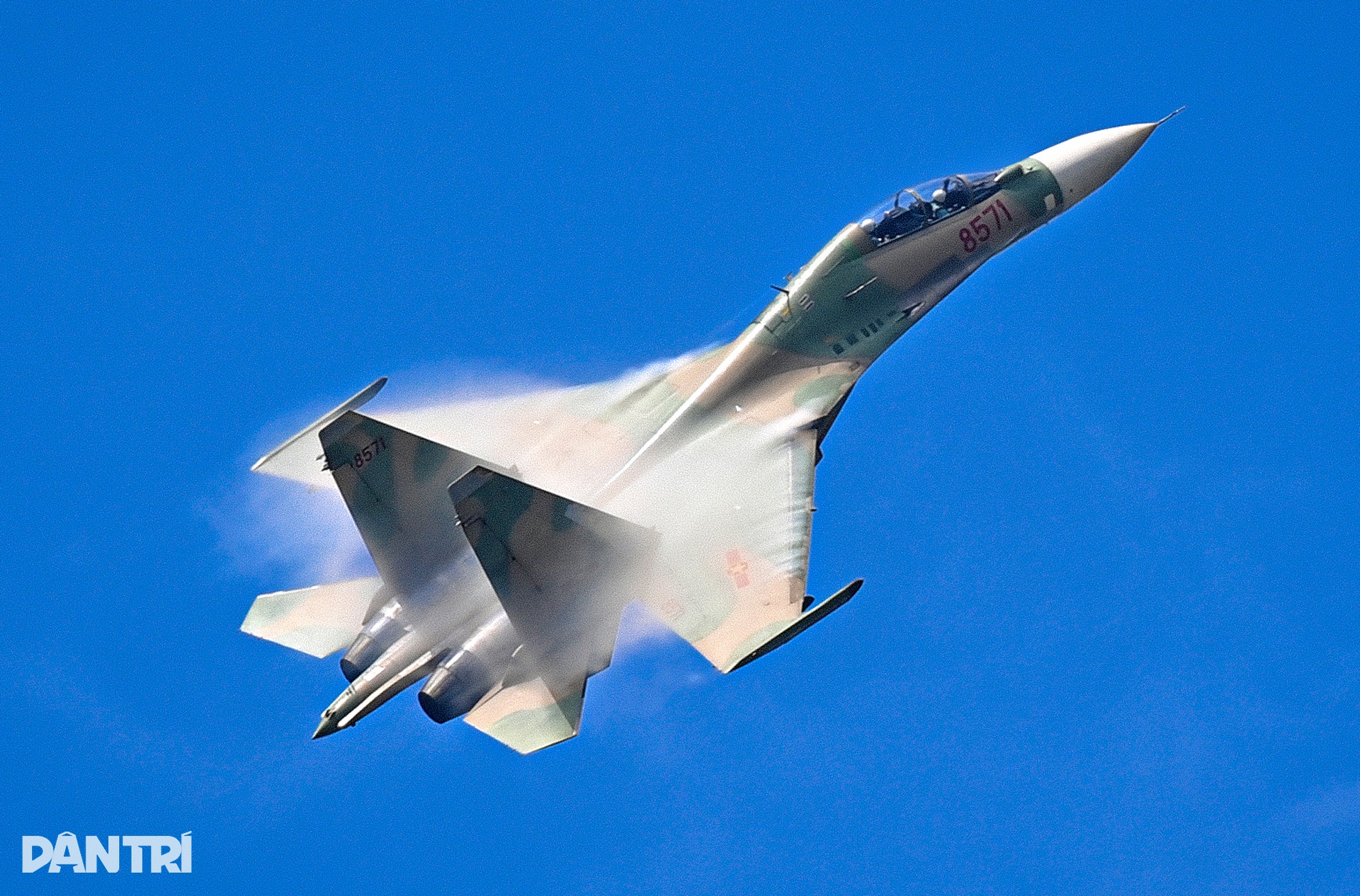 Khoảnh khắc SU-30MK2 xé gió, khí tụ kín lưng cánh như khoác mây trắng - 8 Khoảnh khắc SU-30MK2 xé gió, khí tụ kín lưng cánh như khoác mây trắng - 8