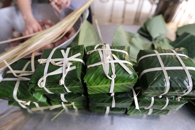 Xem lính cứu hỏa trổ tài gói bánh chưng đón Tết - 8