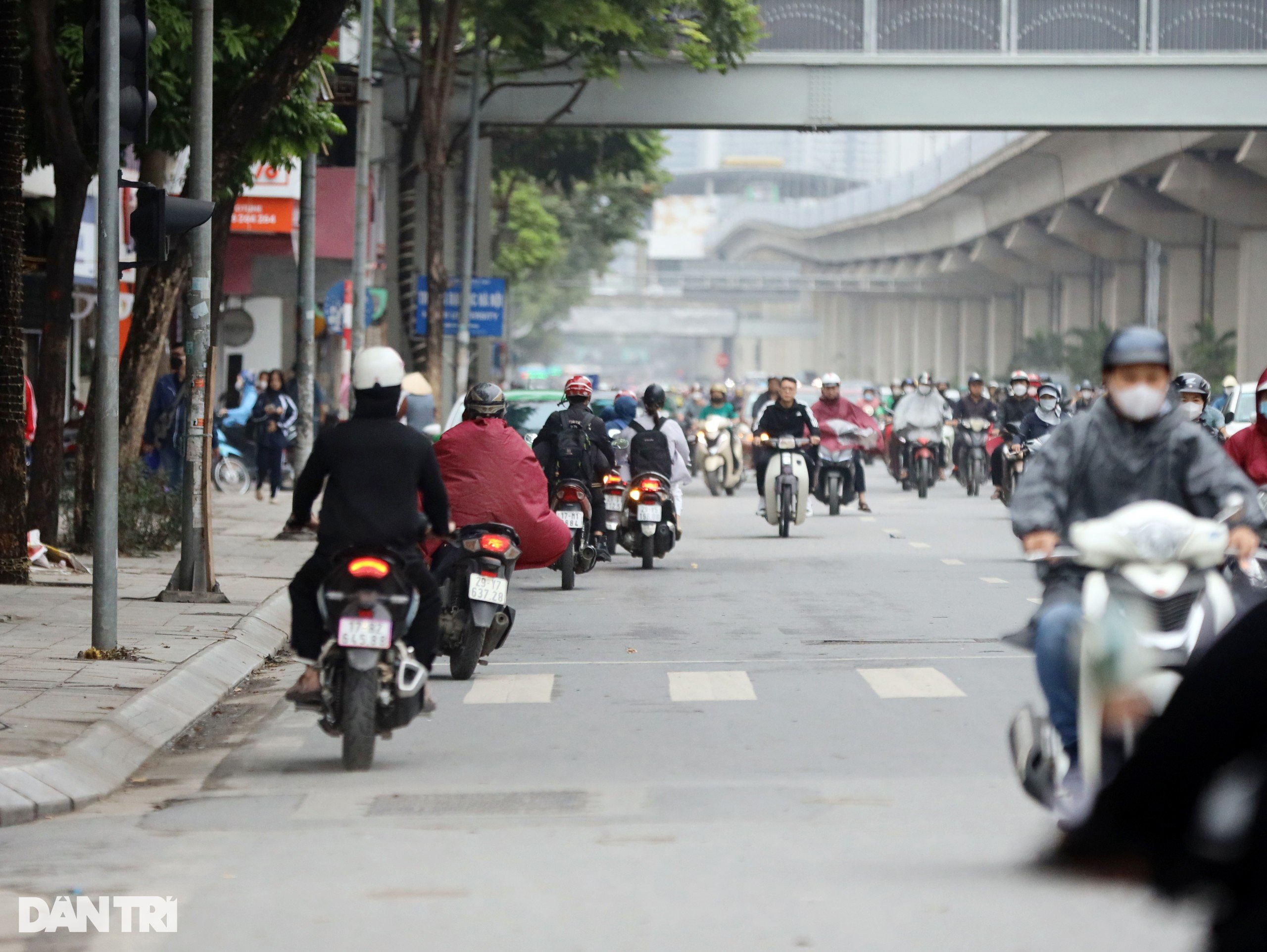 Người vi phạm dắt xe máy ngược chiều đường Nguyễn Trãi khi thấy CSGT - 9