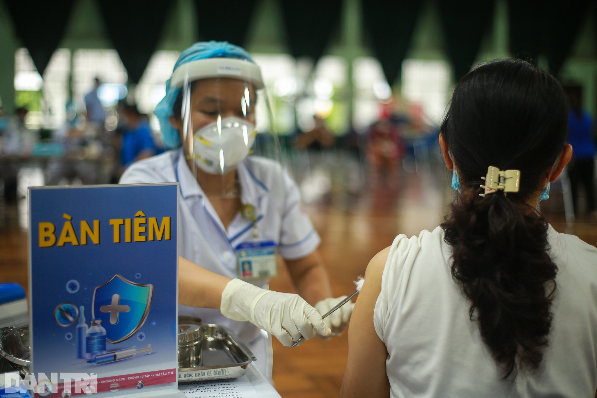 TPHCM dùng trường học, nhà thi đấu để tiêm vắc xin Covid-19 cho 1 triệu dân - 4 TPHCM dùng trường học, nhà thi đấu để tiêm vắc xin Covid-19 cho 1 triệu dân - 4