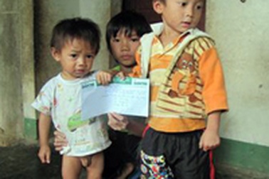 Nhiều tấm lòng hảo tâm đến với “4 em nhỏ mất mẹ trong lũ”