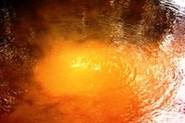 “Hố tử thần” bất ngờ đổi màu, sủi bọt lạ