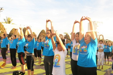 Xem đồng diễn Yoga ở bãi biển Đà Nẵng