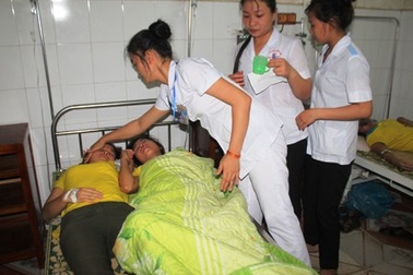 Hàng loạt công nhân nhập viện nghi bị ngộ độc thực phẩm