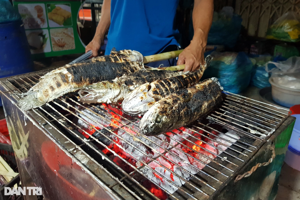 Heo quay 400.000 đồng/kg, cá nướng 250.000 đồng/con cúng Thần Tài đắt khách - 5 Heo quay 400.000 đồng/kg, cá nướng 250.000 đồng/con cúng Thần Tài đắt khách - 5