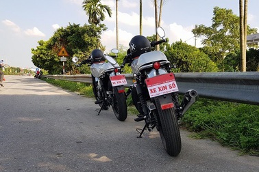 Môtô đeo biển "Xe xin số" có bị phạt?