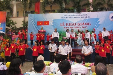 Xúc động lễ khai giảng hướng về biển đảo