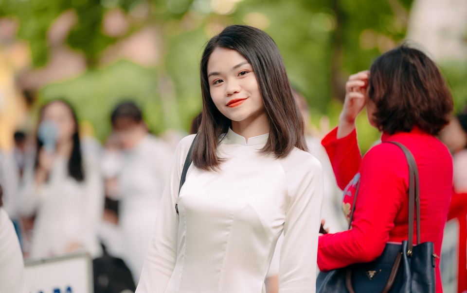 Vẻ đẹp tinh khôi của nữ sinh trường Chu Văn An trong ngày bế giảng - 8 Vẻ đẹp tinh khôi của nữ sinh trường Chu Văn An trong ngày bế giảng - 8