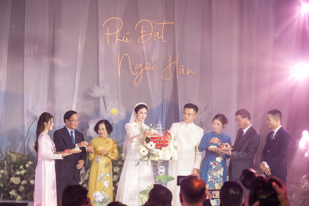 Chú rể Phú Đạt thổi sáo tặng Ngọc Hân trong ngày cưới - 9 Chú rể Phú Đạt thổi sáo tặng Ngọc Hân trong ngày cưới - 9