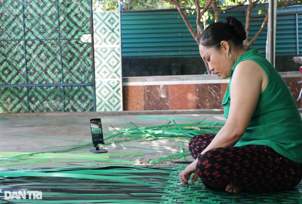 Người phụ nữ làng chài tạo sản phẩm che mưa nắng đẹp mắt từ thứ vứt đi - 2