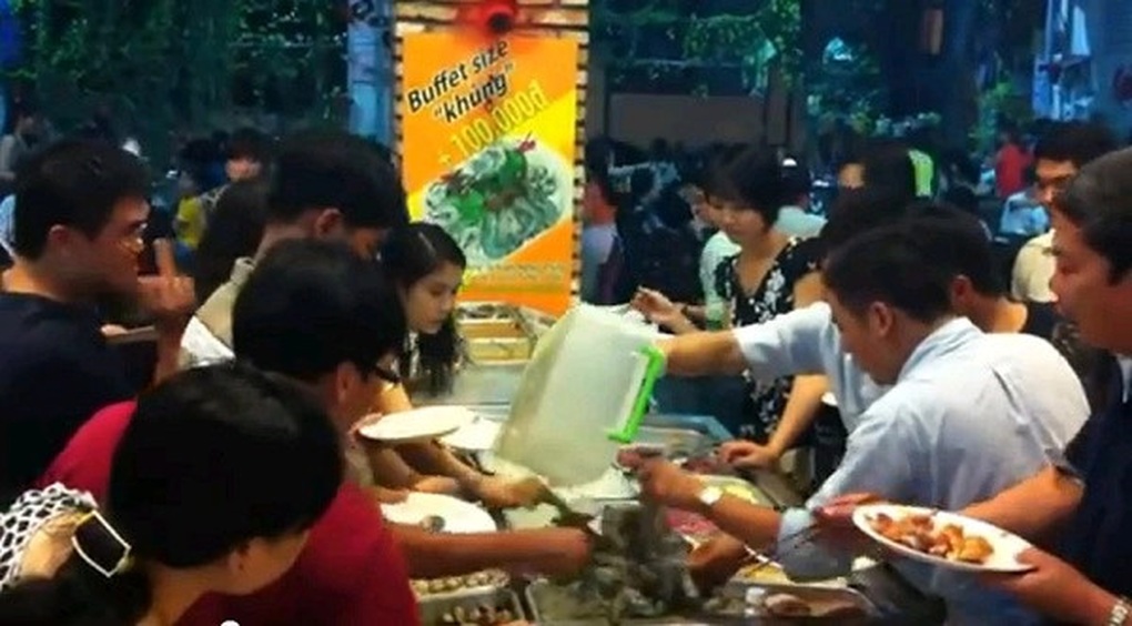 Bi hài cảnh ăn buffet: Đi 3 đòi tính tiền 2, lén mang đồ về - 3 Bi hài cảnh ăn buffet: Đi 3 đòi tính tiền 2, lén mang đồ về - 3