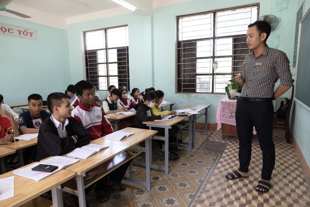 Cậu học trò mỗi ngày đứng ở cổng trường và câu chuyện xúc động phía sau - 4 Cậu học trò mỗi ngày đứng ở cổng trường và câu chuyện xúc động phía sau - 4