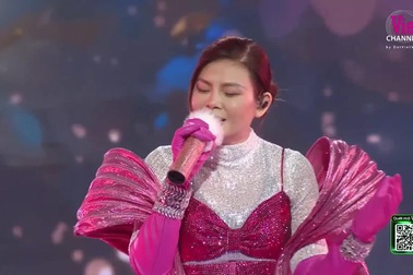 Ngọc Anh thể hiện trích đoạn "Mong ước kỷ niệm xưa" tại "Ca sĩ mặt nạ"