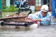 Biển nước bủa vây, người già, trẻ nhỏ hối hả chạy lũ