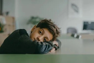 Cha mẹ cần làm gì để giúp con vượt qua suy nghĩ tiêu cực