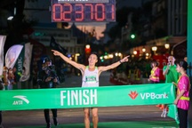 Phạm Tiến Sản vô địch giải VPBank Hanoi International Marathon 2023