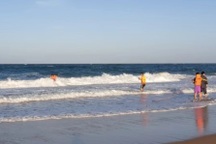 Ngã xuống biển khi chụp ảnh ở gành đá, 2 du khách tử vong