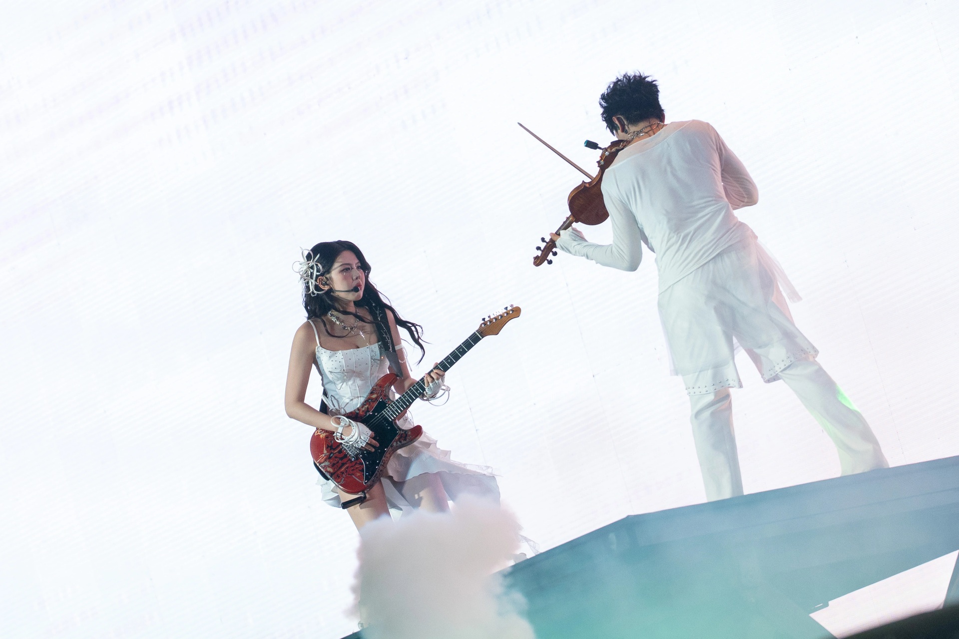Các “anh trai say hi” khoe cơ bụng 6 múi trong đêm nhạc bùng nổ ở Hà Nội - 10 Các “anh trai say hi” khoe cơ bụng 6 múi trong đêm nhạc bùng nổ ở Hà Nội - 10