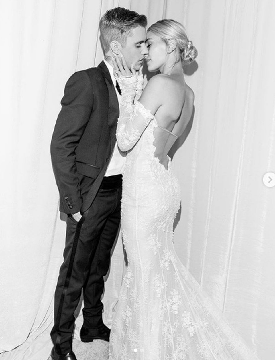 Hailey Bieber khoe chân thon nuột nà - 6 Hailey Bieber khoe chân thon nuột nà - 6