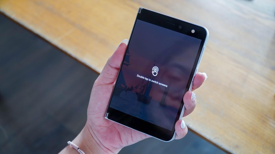 Smartphone hai màn hình của Microsoft về Việt Nam, giá từ 42 triệu đồng - 3